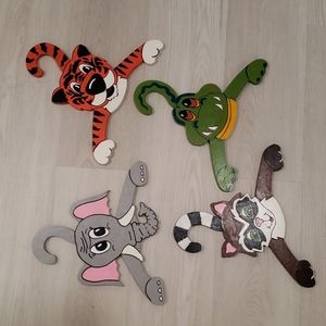 😎 Children's painted wood specialty hangers-set of 4 - Like New!